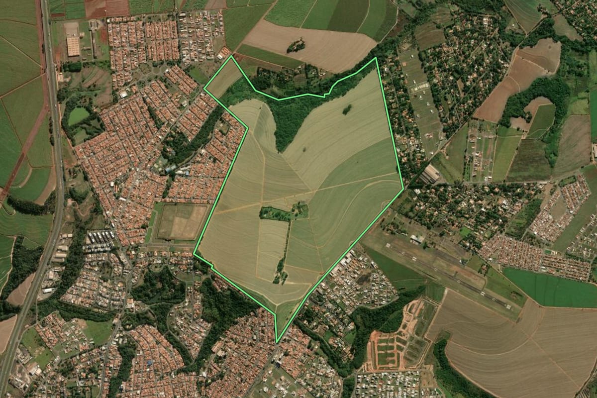 Imagem de satélite do imóvel rural em Araras (SP), com o contorno declarado no CAR desenhado por cima.