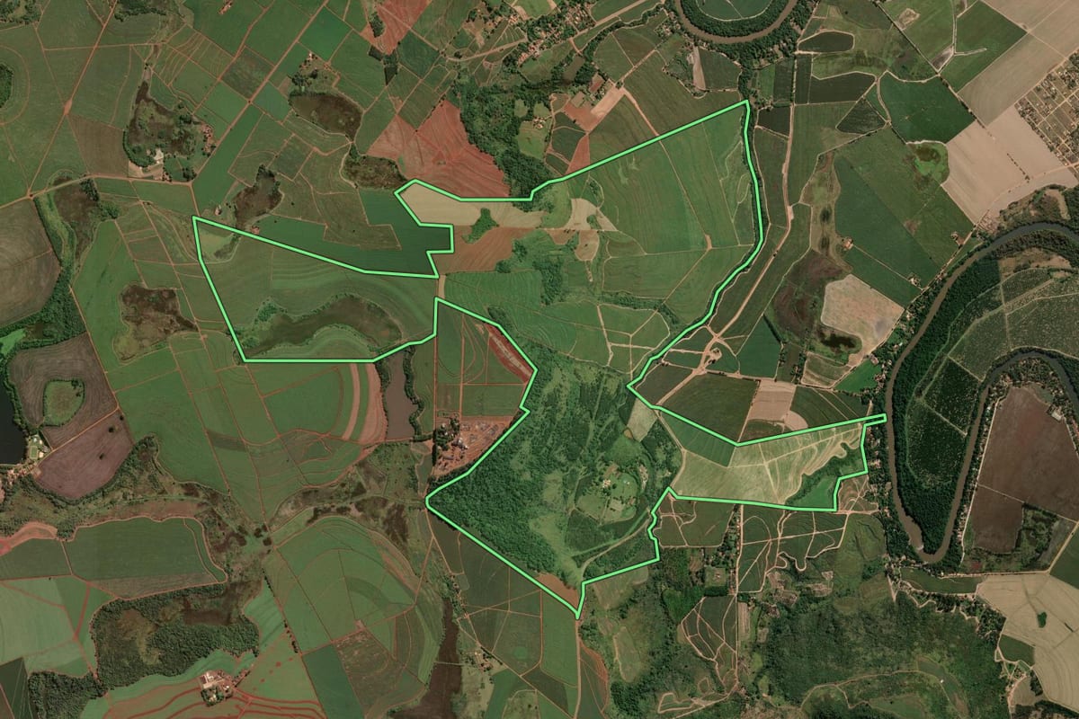 Imagem de satélite do imóvel rural em Araras (SP), com o contorno declarado no CAR desenhado por cima.