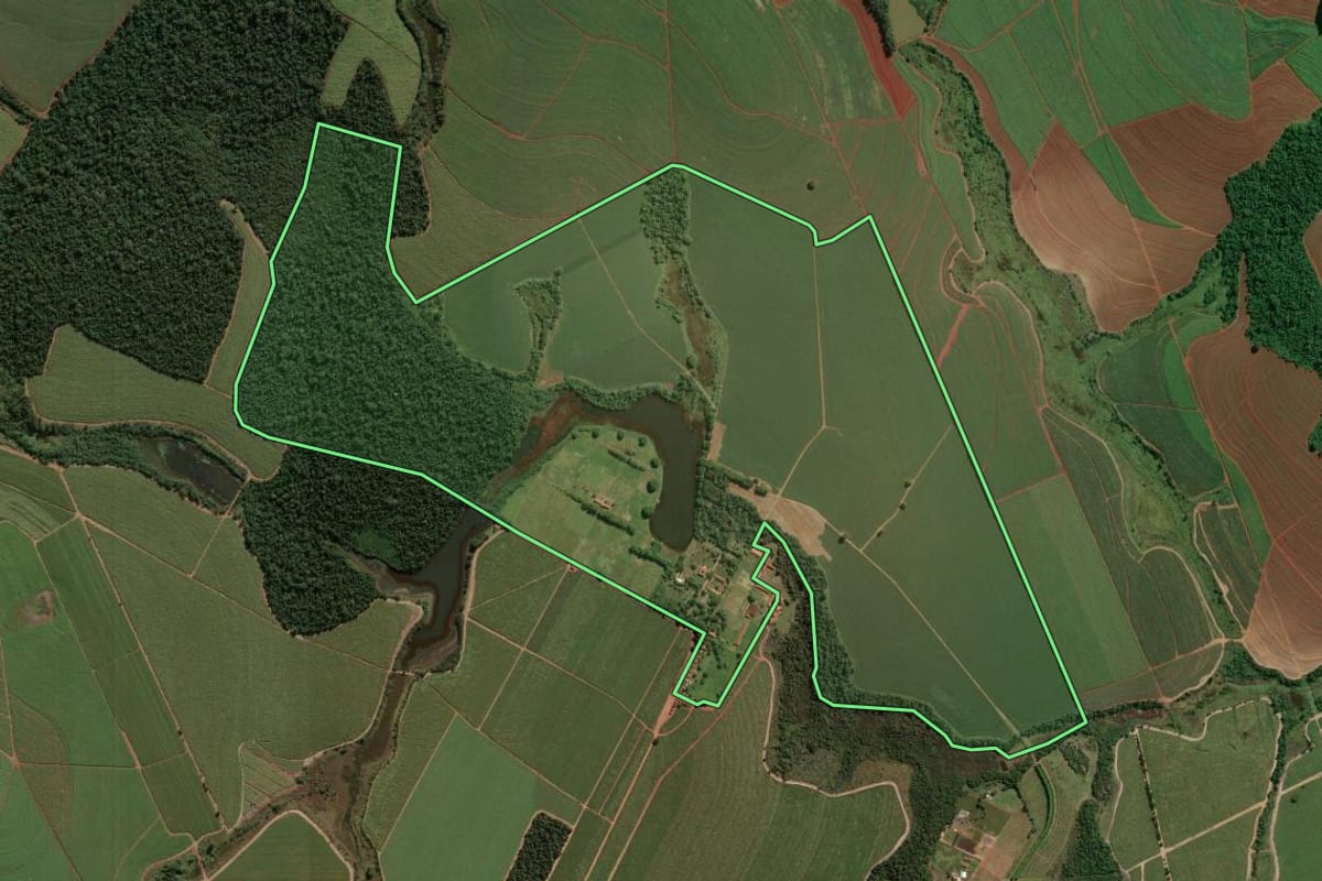 Imagem de satélite do imóvel rural em Araras (SP), com o contorno declarado no CAR desenhado por cima.