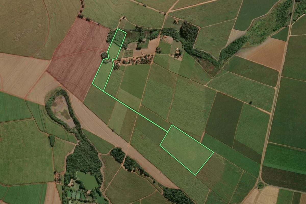 Imagem de satélite do imóvel rural em Araras (SP), com o contorno declarado no CAR desenhado por cima.