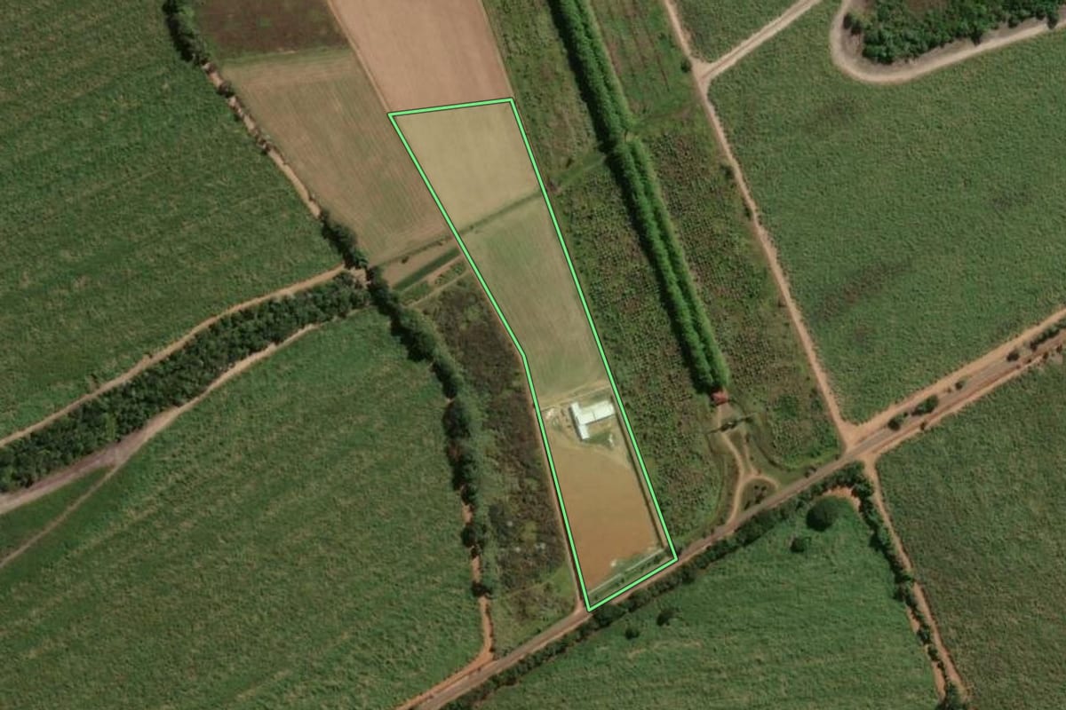 Imagem de satélite do imóvel rural em Araras (SP), com o contorno declarado no CAR desenhado por cima.