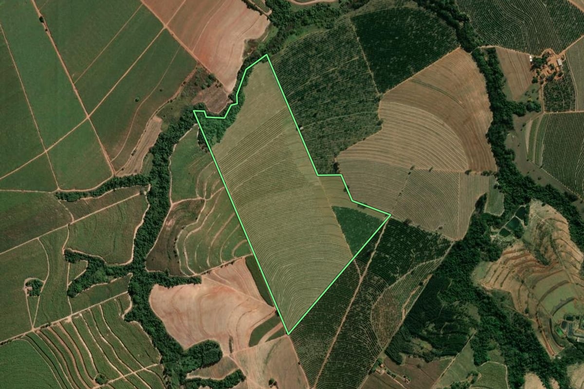 Imagem de satélite do imóvel rural em Araras (SP), com o contorno declarado no CAR desenhado por cima.