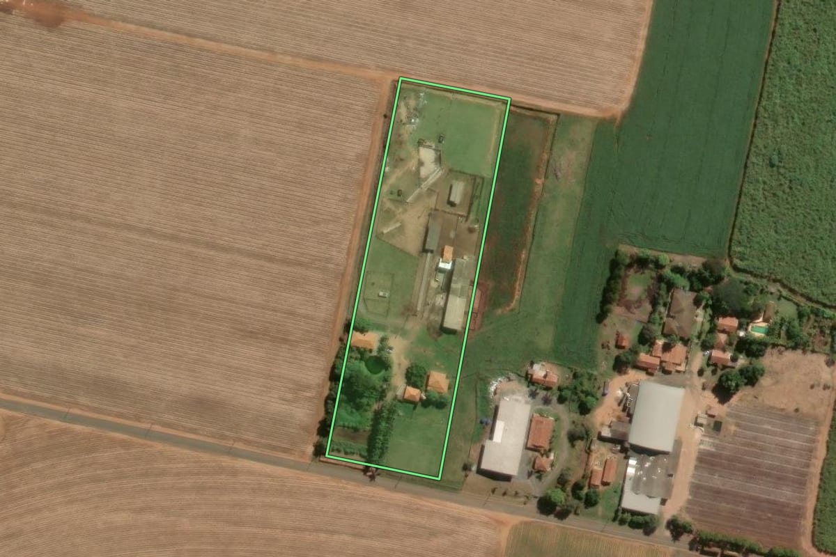 Imagem de satélite do imóvel rural em Araras (SP), com o contorno declarado no CAR desenhado por cima.