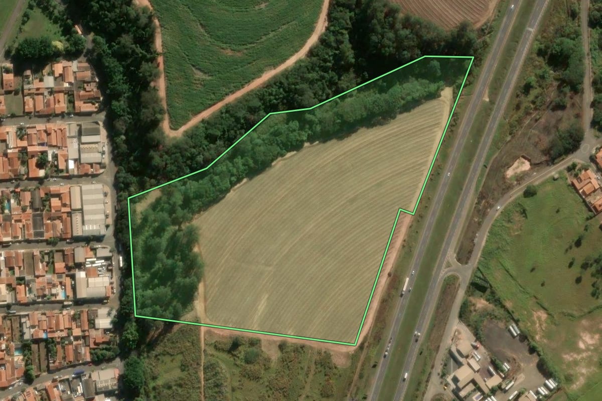 Imagem de satélite do imóvel rural em Araras (SP), com o contorno declarado no CAR desenhado por cima.