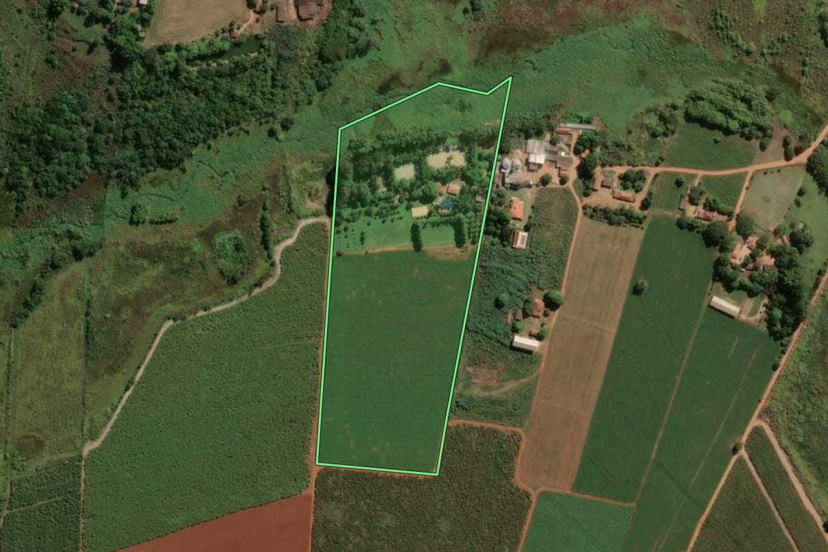 Imagem de satélite do imóvel rural em Araras (SP), com o contorno declarado no CAR desenhado por cima.