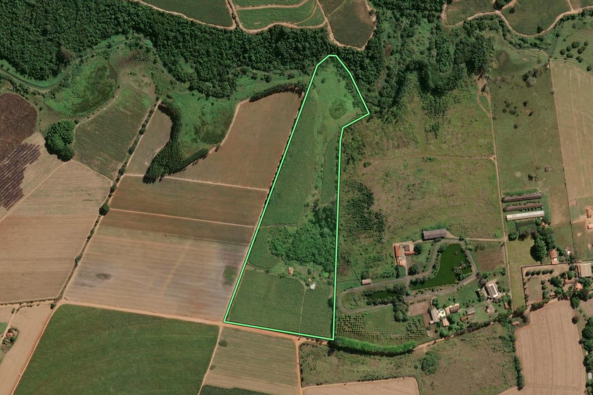 Imagem de satélite do imóvel rural em Araras (SP), com o contorno declarado no CAR desenhado por cima.