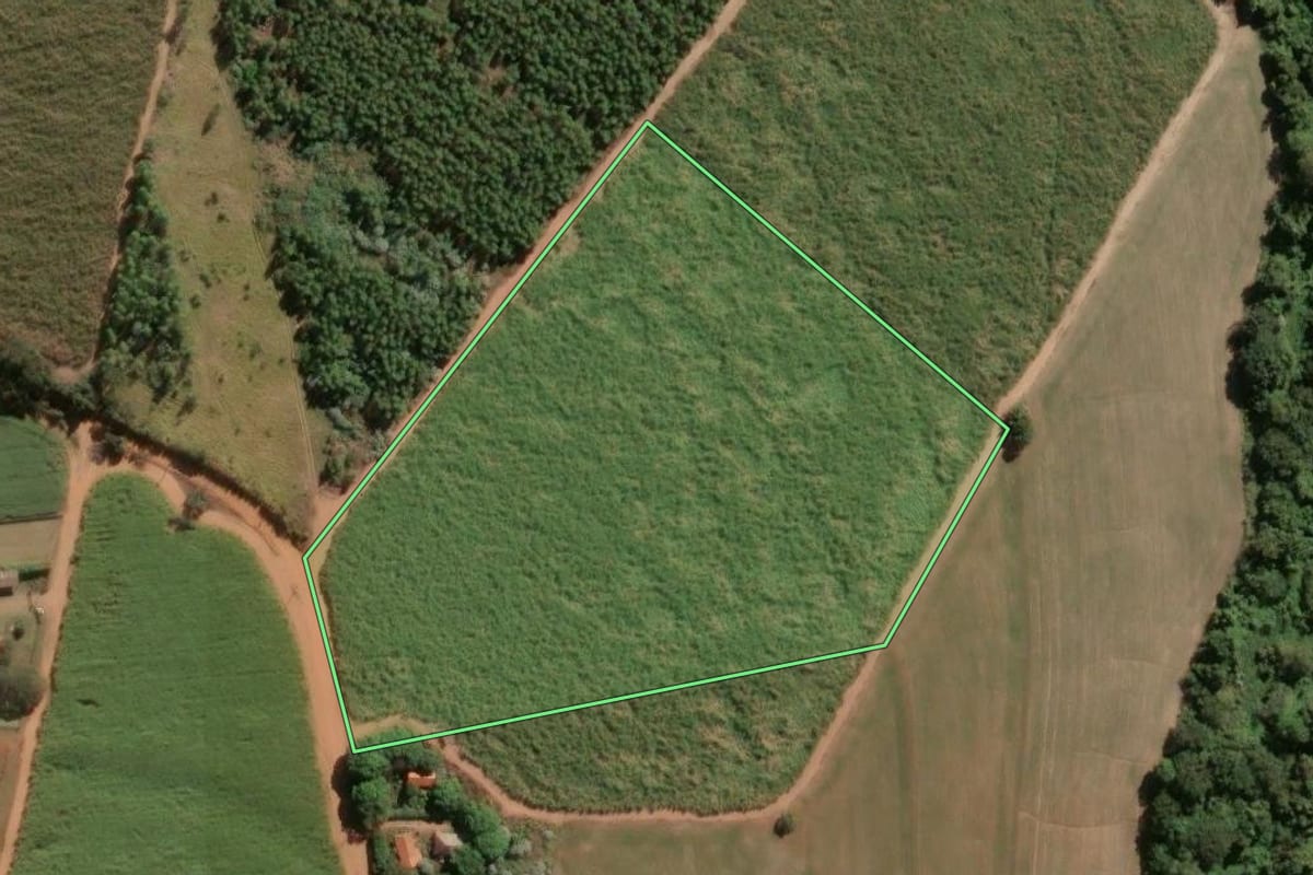Imagem de satélite do imóvel rural em Araras (SP), com o contorno declarado no CAR desenhado por cima.