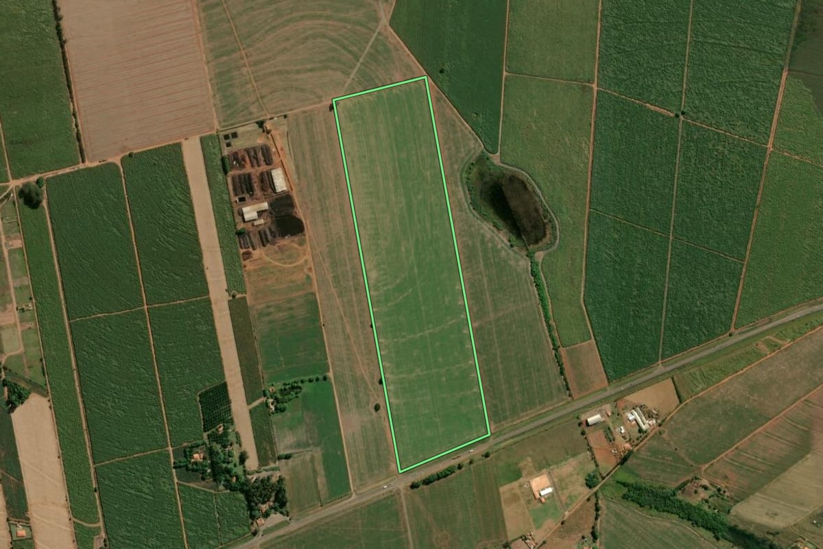 Imagem de satélite do imóvel rural em Araras (SP), com o contorno declarado no CAR desenhado por cima.