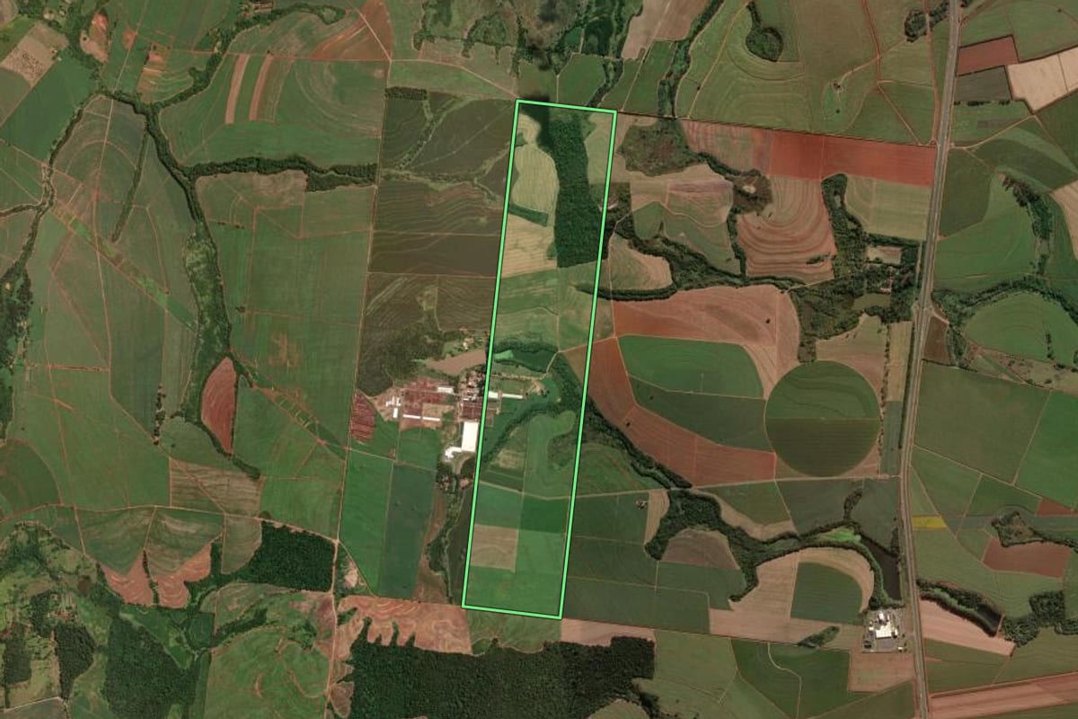 Imagem de satélite do imóvel rural em Araras (SP), com o contorno declarado no CAR desenhado por cima.