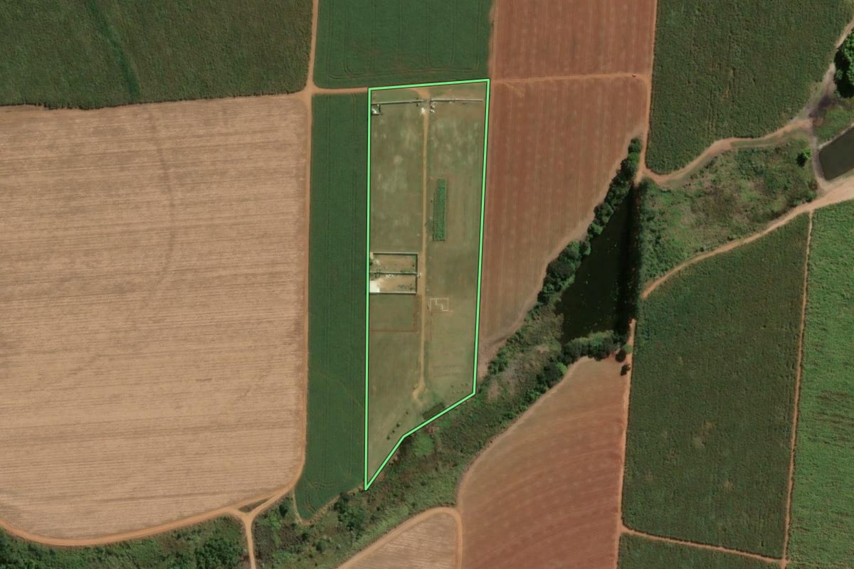 Imagem de satélite do imóvel rural em Araras (SP), com o contorno declarado no CAR desenhado por cima.