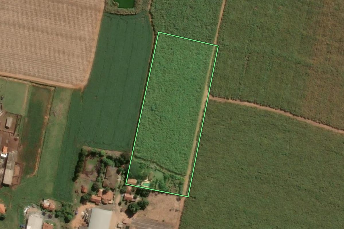 Imagem de satélite do imóvel rural em Araras (SP), com o contorno declarado no CAR desenhado por cima.