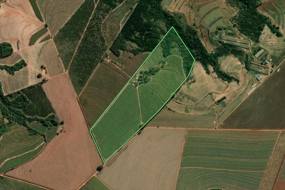 Imagem de satélite do imóvel rural em Araras (SP), com o contorno declarado no CAR desenhado por cima.
