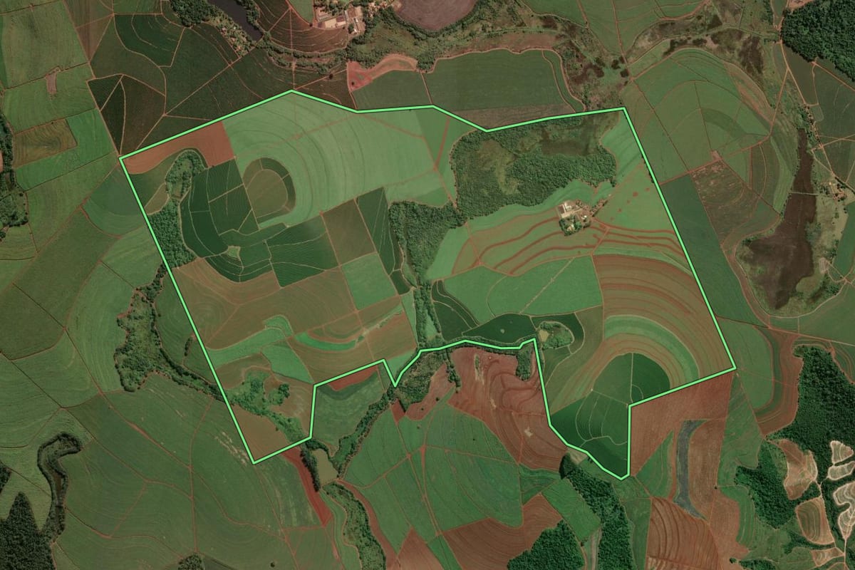 Imagem de satélite do imóvel rural em Araras (SP), com o contorno declarado no CAR desenhado por cima.