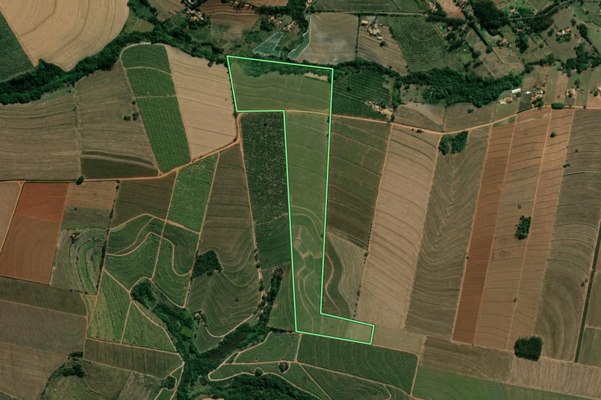 Imagem de satélite do imóvel rural em Araras (SP), com o contorno declarado no CAR desenhado por cima.