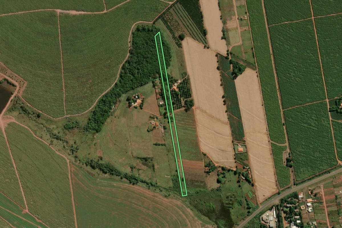 Imagem de satélite do imóvel rural em Araras (SP), com o contorno declarado no CAR desenhado por cima.
