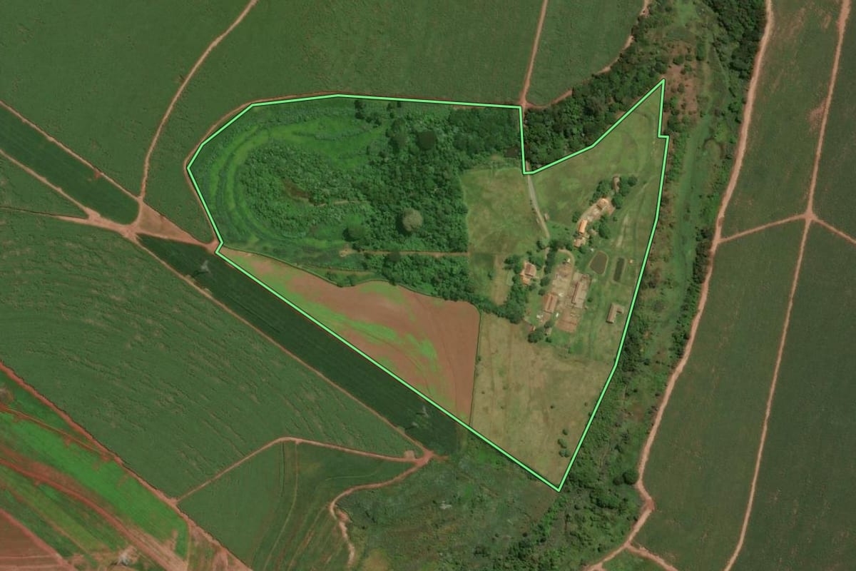 Imagem de satélite do imóvel rural em Araras (SP), com o contorno declarado no CAR desenhado por cima.