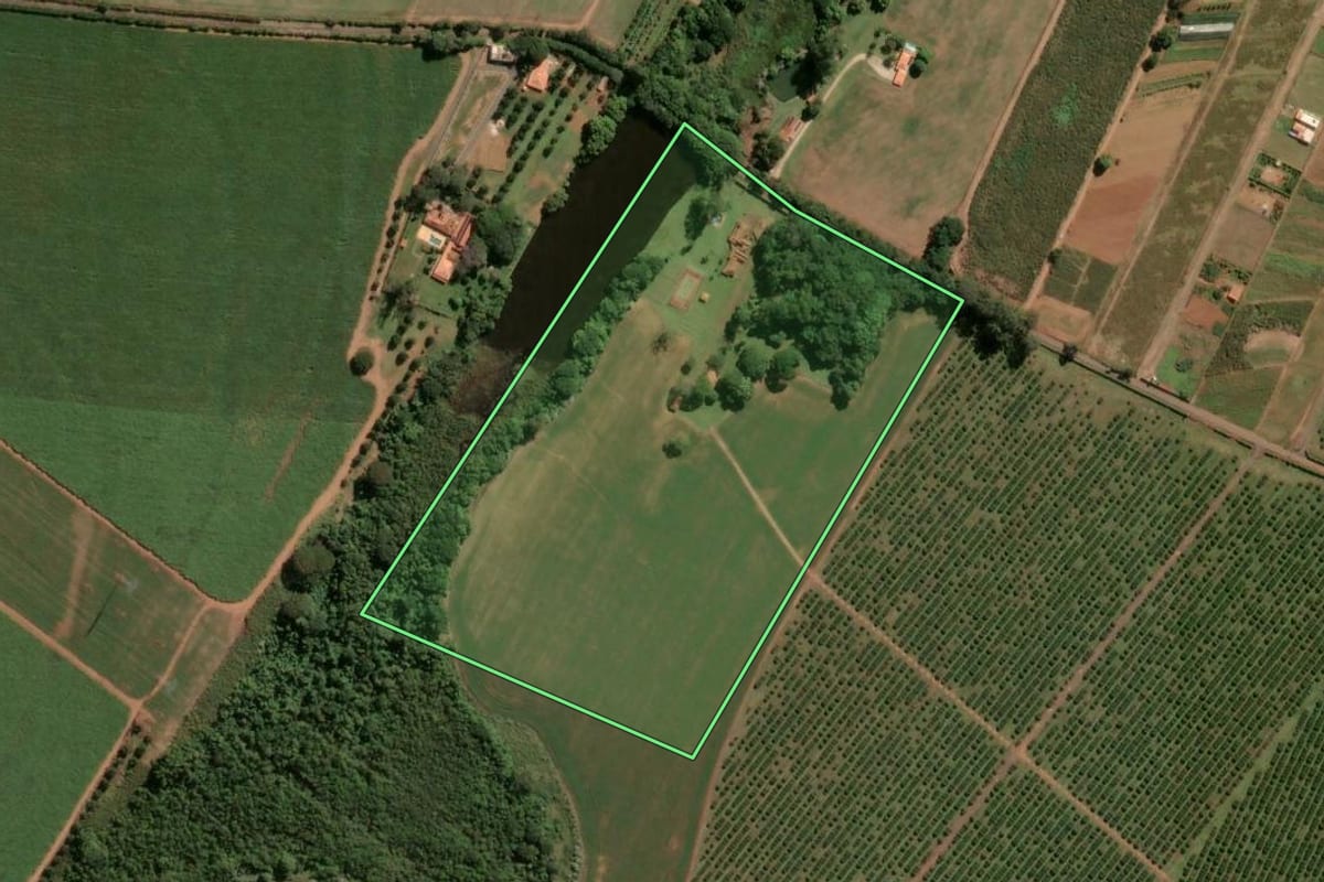 Imagem de satélite do imóvel rural em Araras (SP), com o contorno declarado no CAR desenhado por cima.