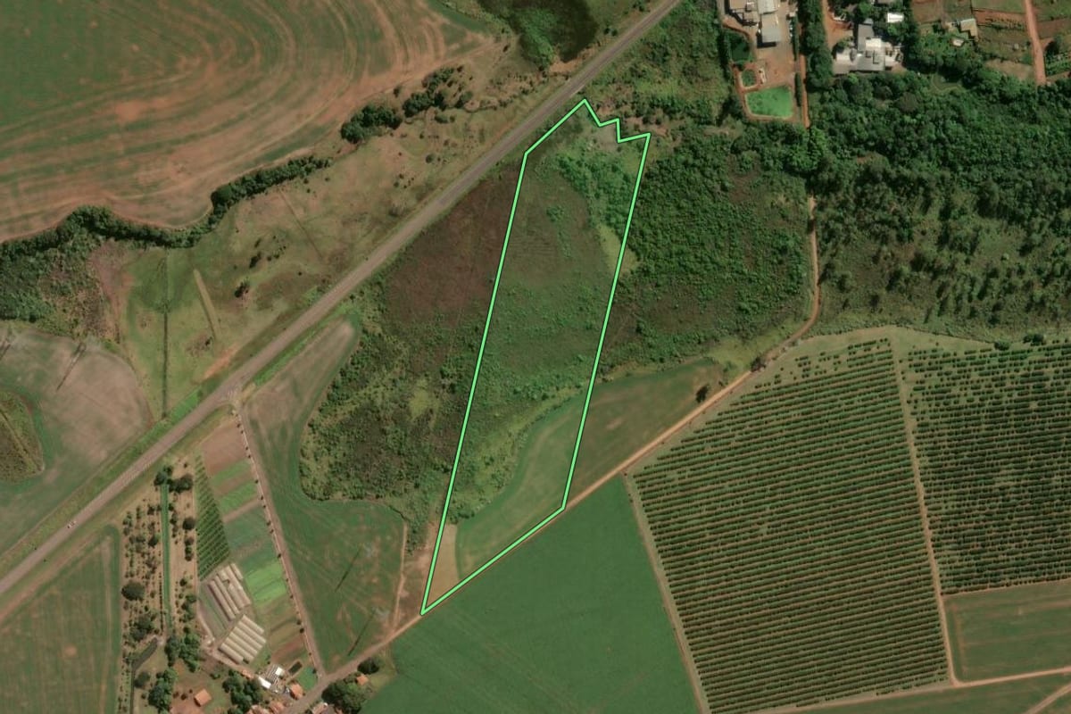 Imagem de satélite do imóvel rural em Araras (SP), com o contorno declarado no CAR desenhado por cima.