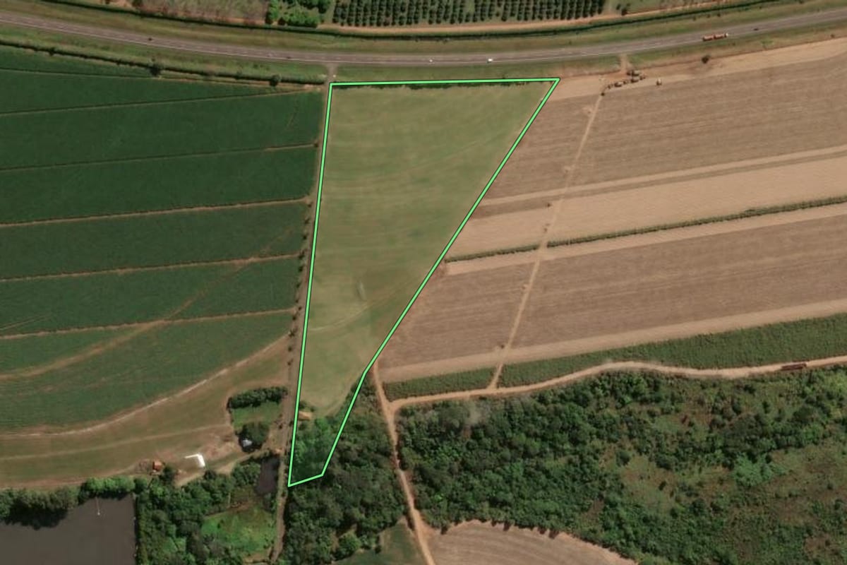 Imagem de satélite do imóvel rural em Araras (SP), com o contorno declarado no CAR desenhado por cima.