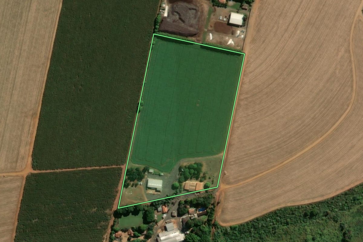 Imagem de satélite do imóvel rural em Araras (SP), com o contorno declarado no CAR desenhado por cima.