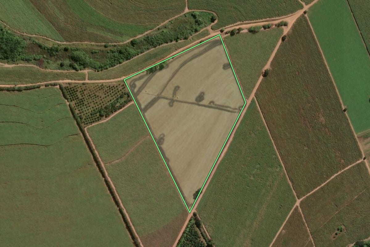 Imagem de satélite do imóvel rural em Araras (SP), com o contorno declarado no CAR desenhado por cima.