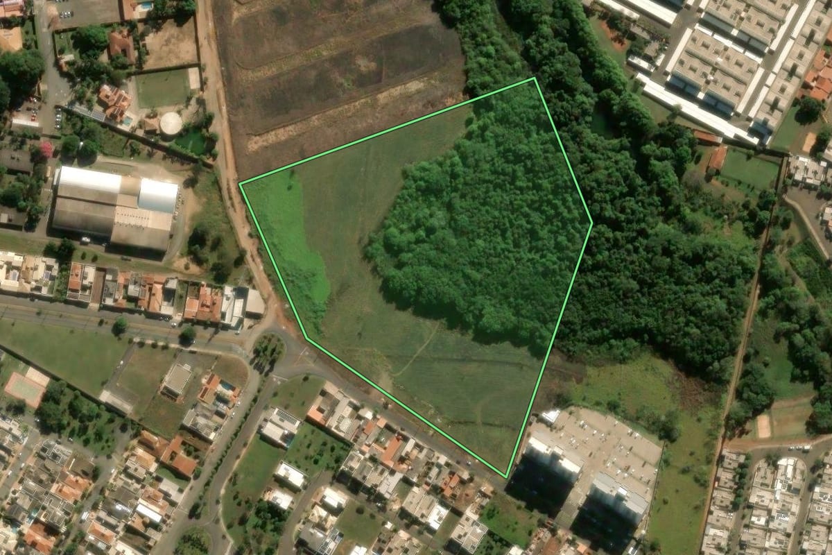 Imagem de satélite do imóvel rural em Araras (SP), com o contorno declarado no CAR desenhado por cima.
