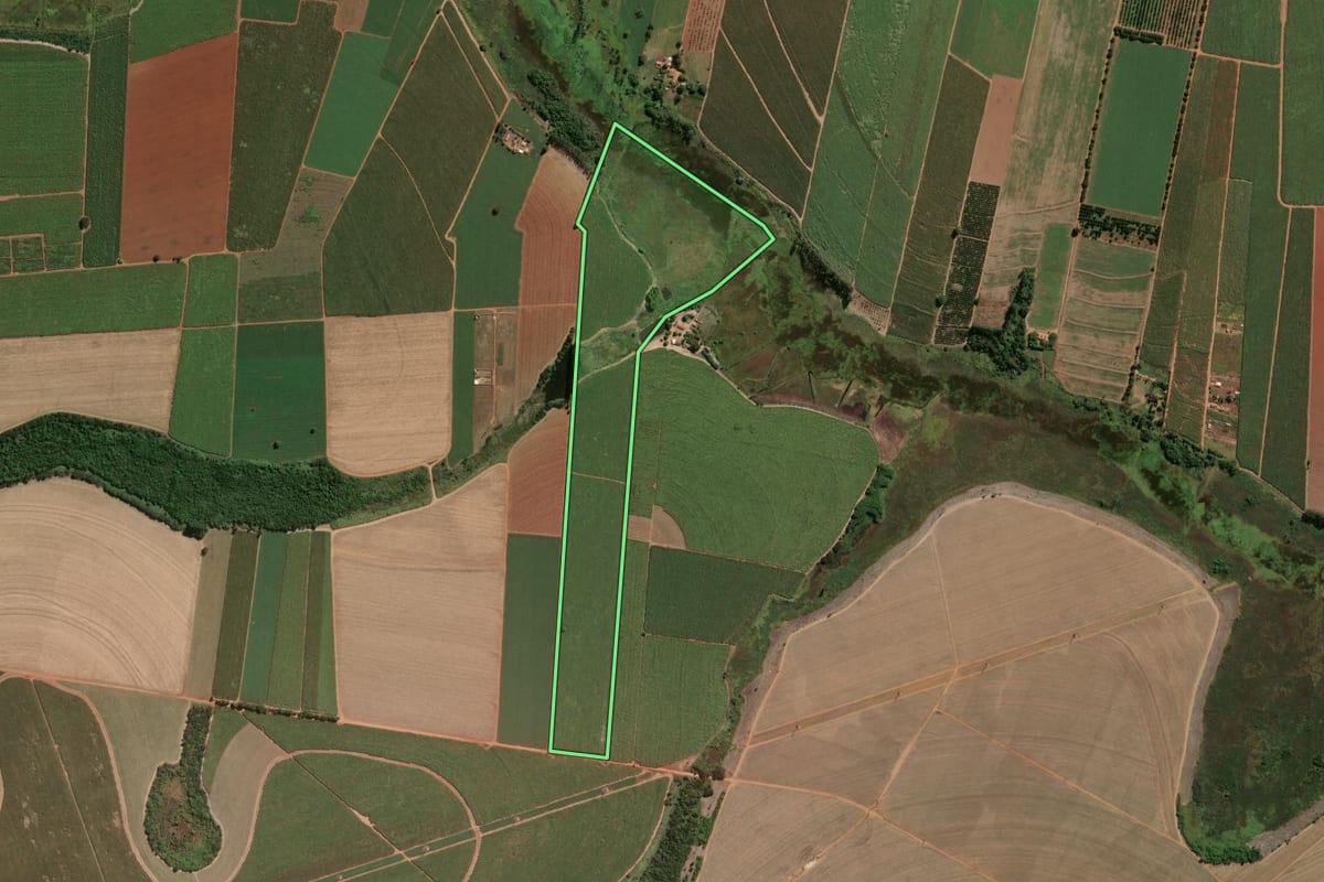Imagem de satélite do imóvel rural em Araras (SP), com o contorno declarado no CAR desenhado por cima.