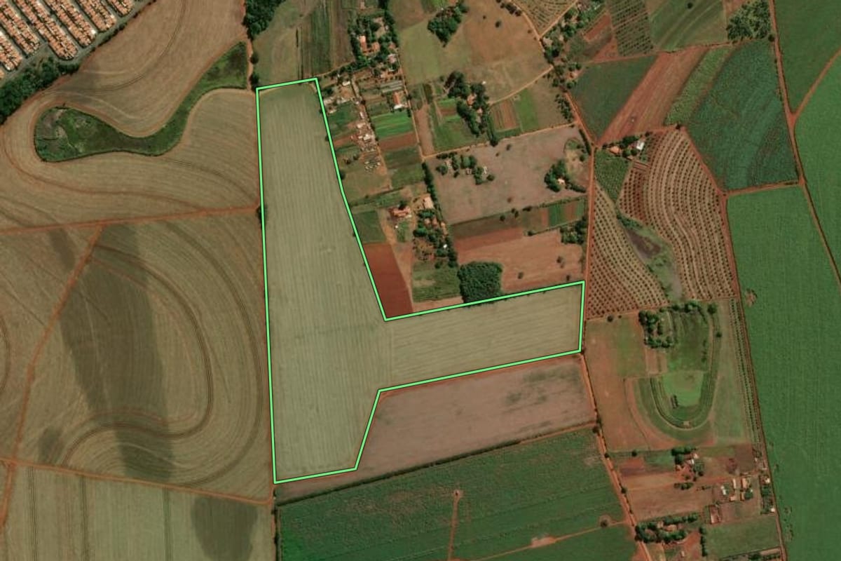 Imagem de satélite do imóvel rural em Araras (SP), com o contorno declarado no CAR desenhado por cima.