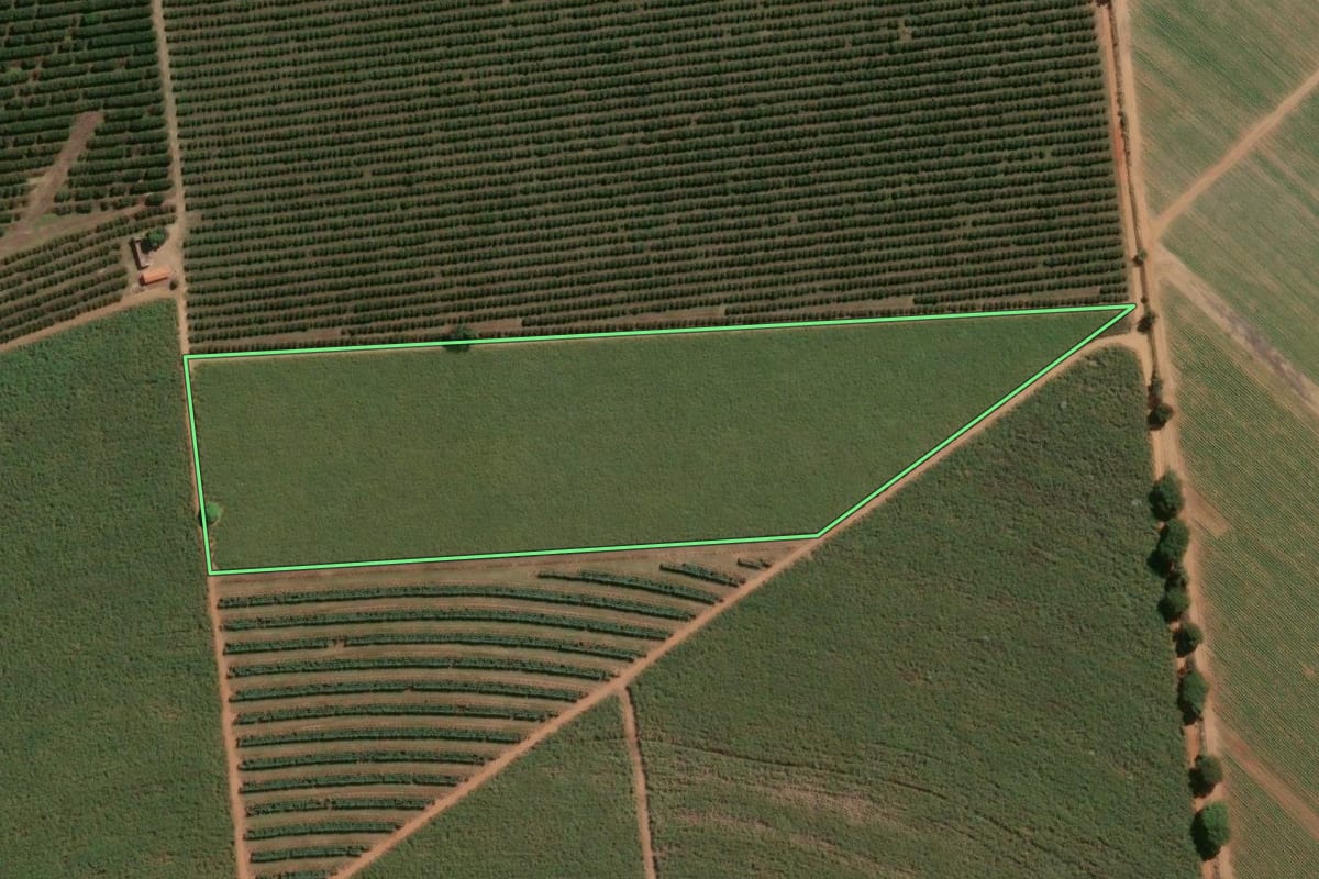 Imagem de satélite do imóvel rural em Araras (SP), com o contorno declarado no CAR desenhado por cima.