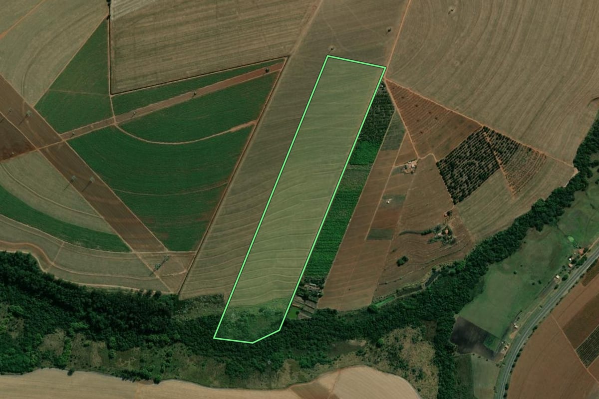 Imagem de satélite do imóvel rural em Araras (SP), com o contorno declarado no CAR desenhado por cima.