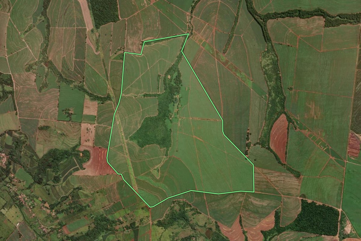 Imagem de satélite do imóvel rural em Araras (SP), com o contorno declarado no CAR desenhado por cima.