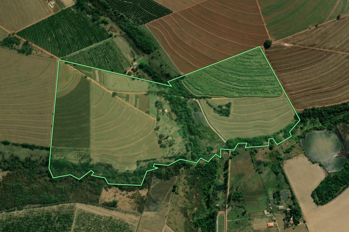 Imagem de satélite do imóvel rural em Araras (SP), com o contorno declarado no CAR desenhado por cima.