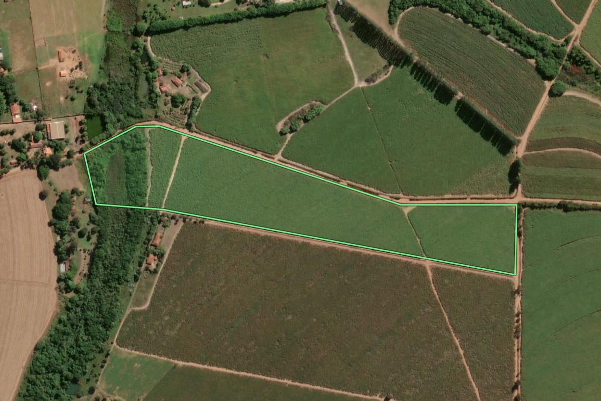 Imagem de satélite do imóvel rural em Araras (SP), com o contorno declarado no CAR desenhado por cima.