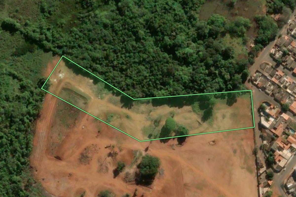 Imagem de satélite do imóvel rural em Araras (SP), com o contorno declarado no CAR desenhado por cima.