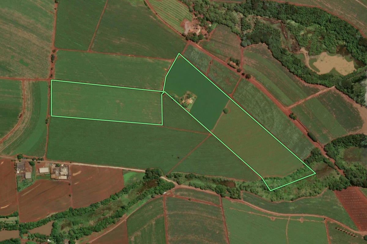 Imagem de satélite do imóvel rural em Araras (SP), com o contorno declarado no CAR desenhado por cima.