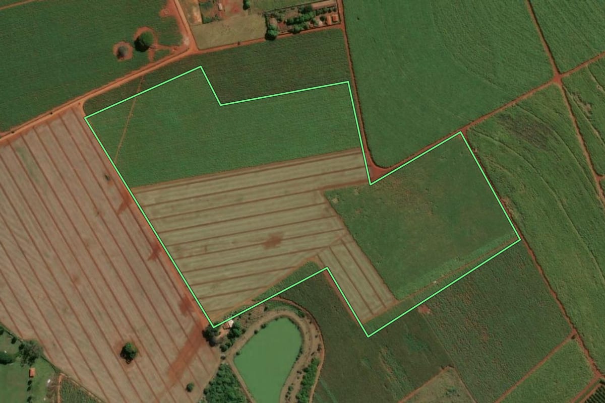 Imagem de satélite do imóvel rural em Araras (SP), com o contorno declarado no CAR desenhado por cima.