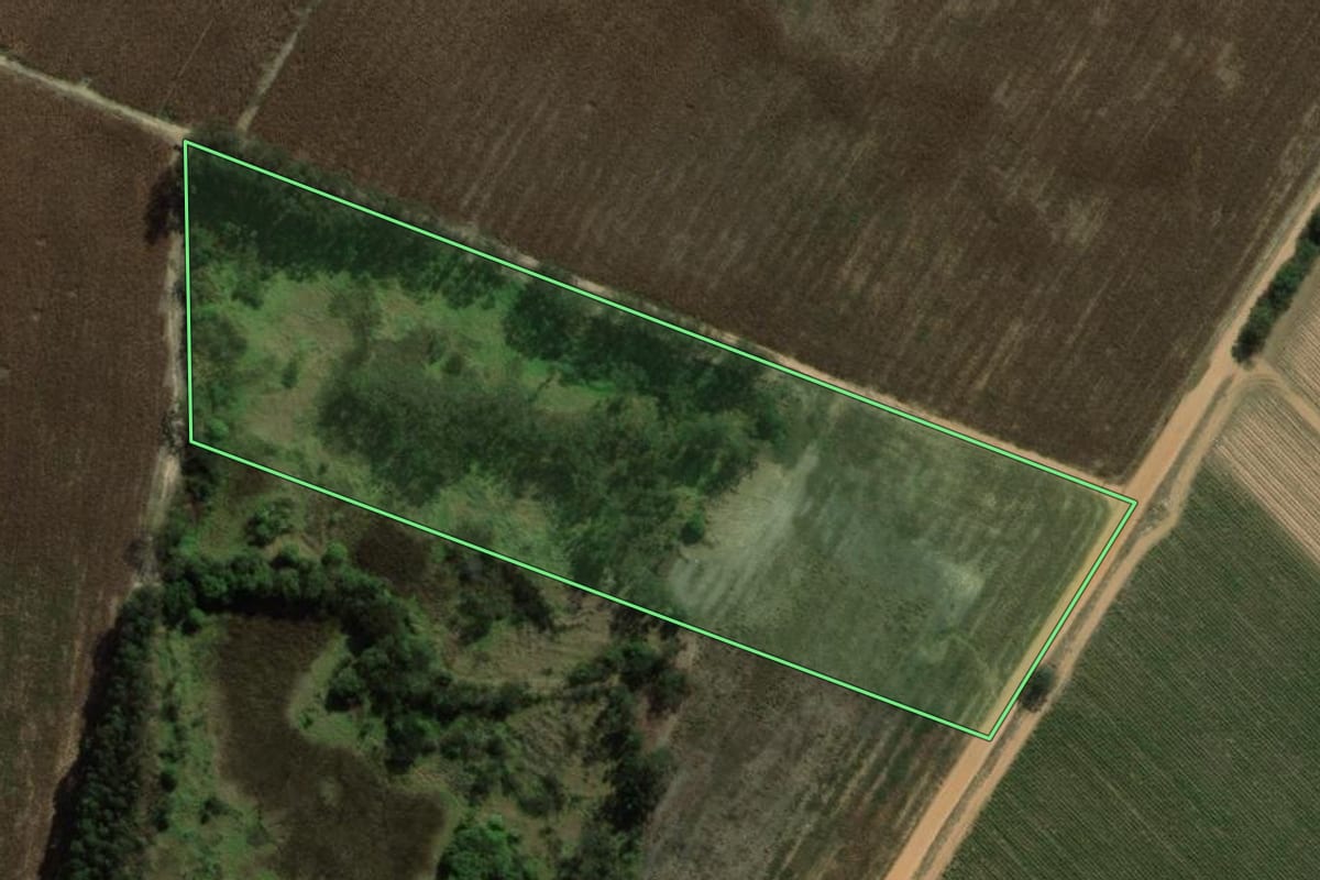 Imagem de satélite do imóvel rural em Araras (SP), com o contorno declarado no CAR desenhado por cima.