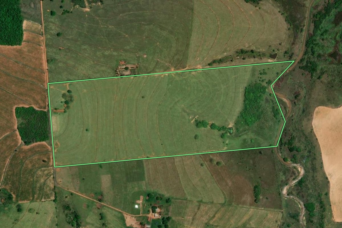 Imagem de satélite do imóvel rural em Arco-Íris (SP), com o contorno declarado no CAR desenhado por cima.