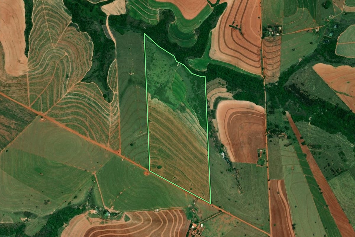 Imagem de satélite do imóvel rural em Arco-Íris (SP), com o contorno declarado no CAR desenhado por cima.