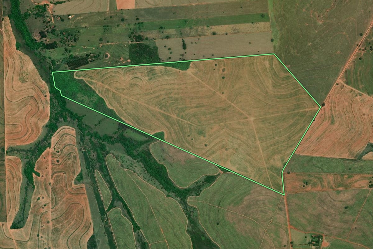 Imagem de satélite do imóvel rural em Arco-Íris (SP), com o contorno declarado no CAR desenhado por cima.