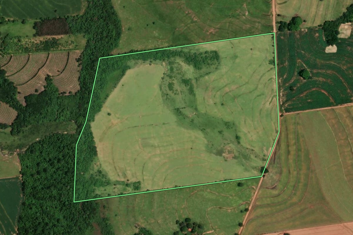 Imagem de satélite do imóvel rural em Arco-Íris (SP), com o contorno declarado no CAR desenhado por cima.