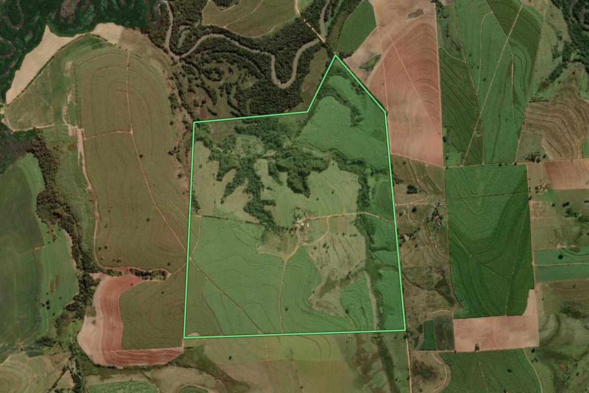 Imagem de satélite do imóvel rural em Arco-Íris (SP), com o contorno declarado no CAR desenhado por cima.