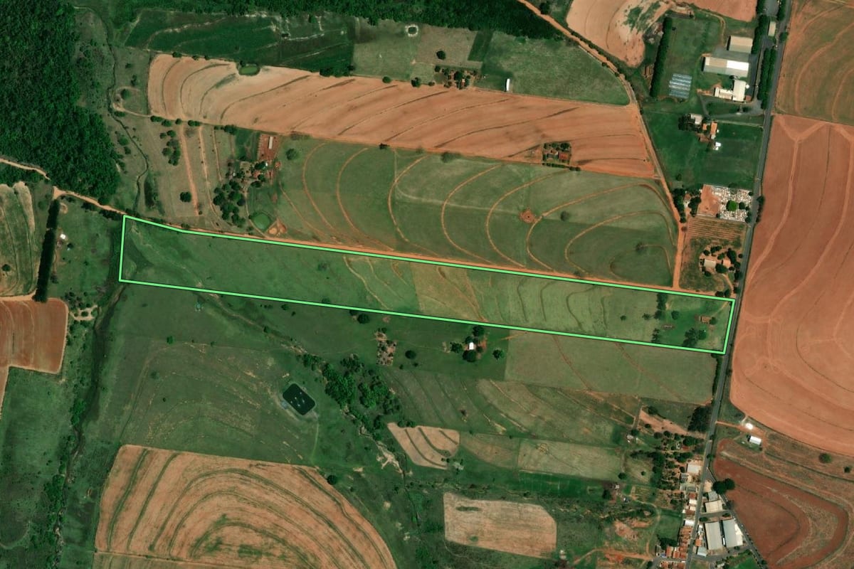 Imagem de satélite do imóvel rural em Arco-Íris (SP), com o contorno declarado no CAR desenhado por cima.
