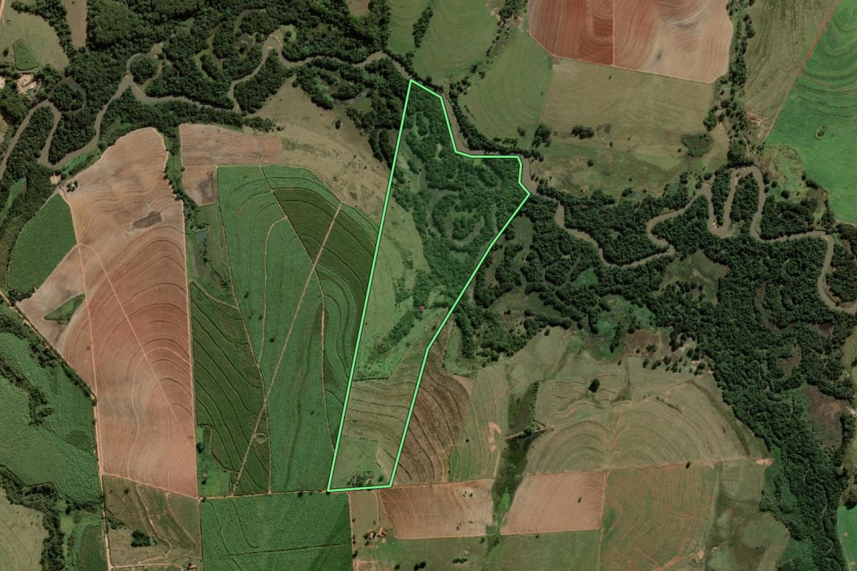 Imagem de satélite do imóvel rural em Arco-Íris (SP), com o contorno declarado no CAR desenhado por cima.