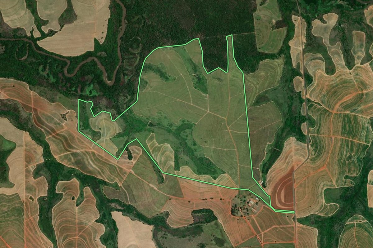 Imagem de satélite do imóvel rural em Arco-Íris (SP), com o contorno declarado no CAR desenhado por cima.