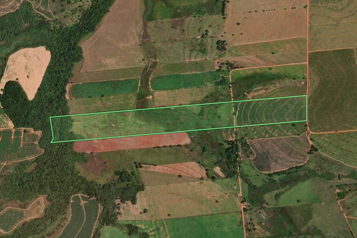 Imagem de satélite do imóvel rural em Arco-Íris (SP), com o contorno declarado no CAR desenhado por cima.