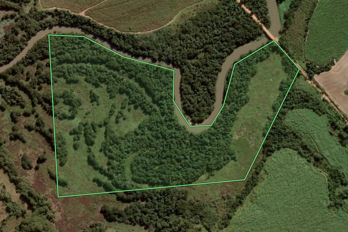 Imagem de satélite do imóvel rural em Arco-Íris (SP), com o contorno declarado no CAR desenhado por cima.