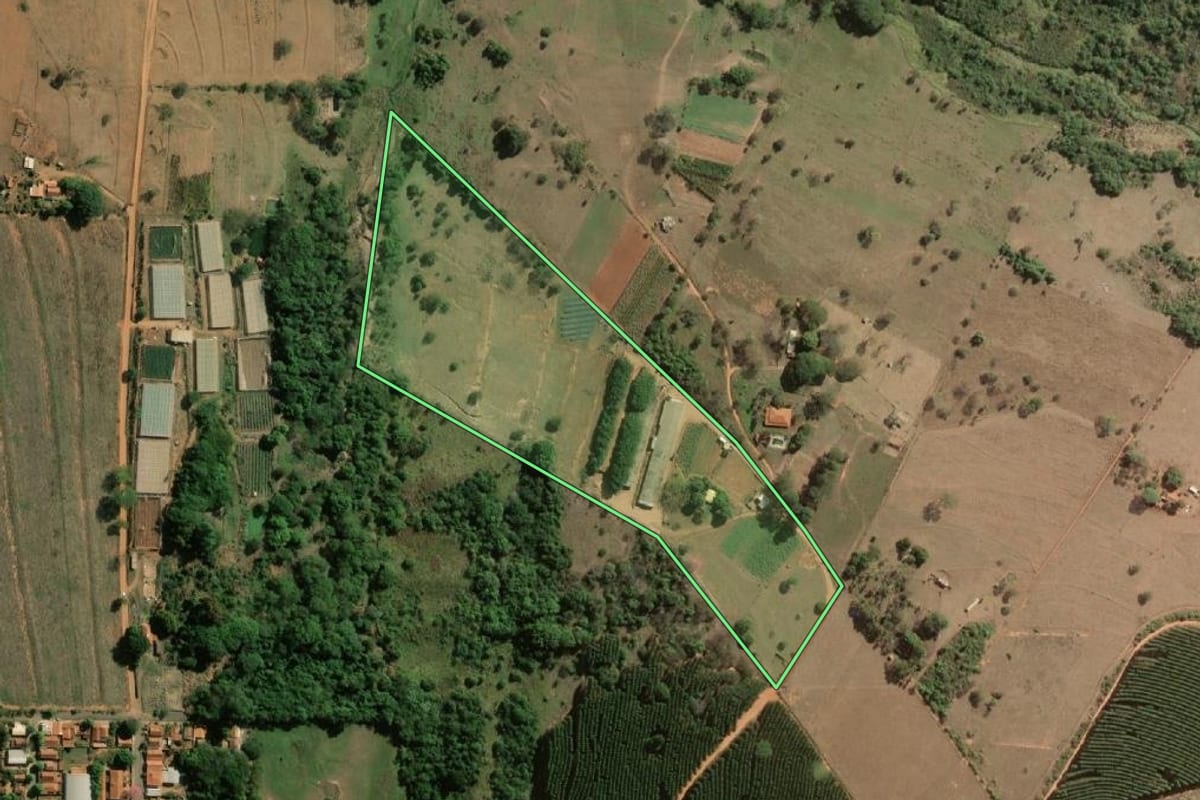 Imagem de satélite do imóvel rural em Arealva (SP), com o contorno declarado no CAR desenhado por cima.