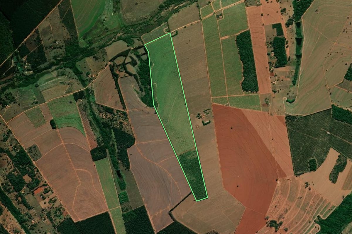 Imagem de satélite do imóvel rural em Arealva (SP), com o contorno declarado no CAR desenhado por cima.