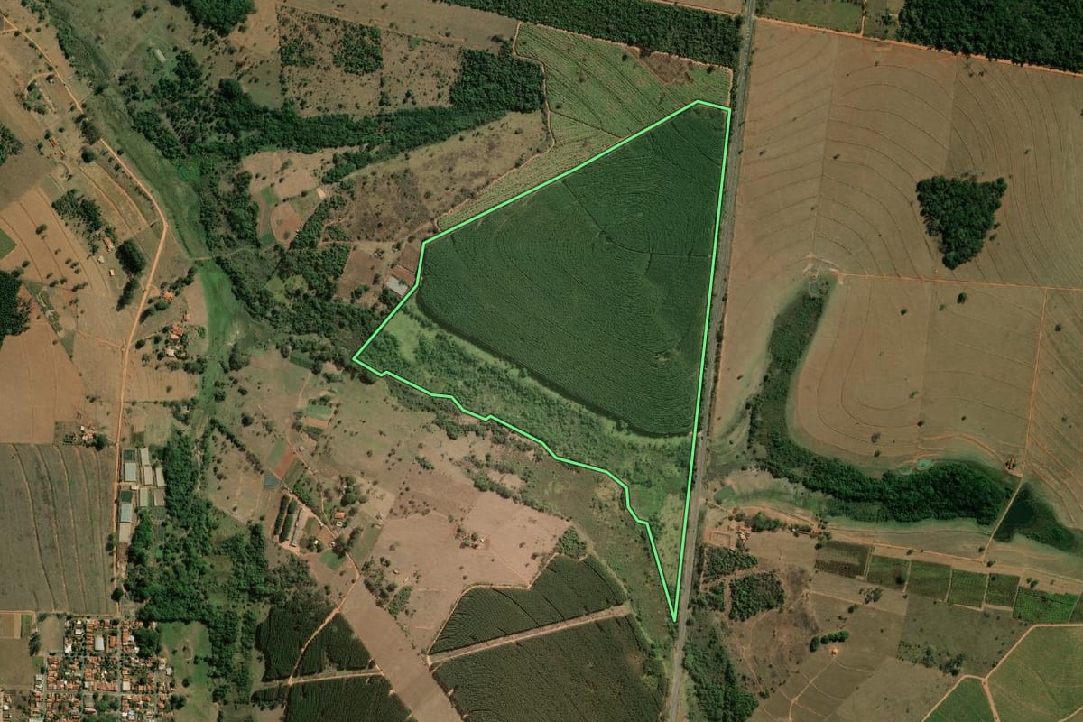 Imagem de satélite do imóvel rural em Arealva (SP), com o contorno declarado no CAR desenhado por cima.